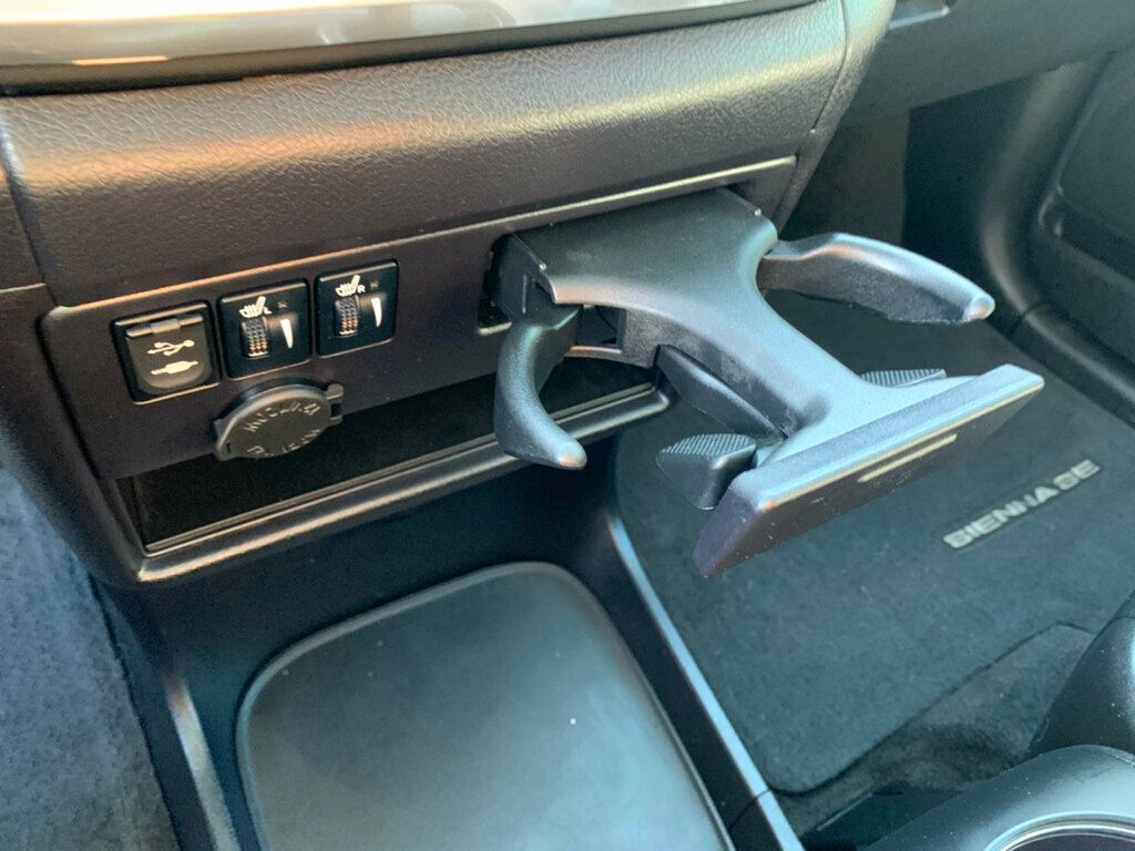 2017 Toyota Sienna SE FWD 8-Passenger - 22975613 - 52