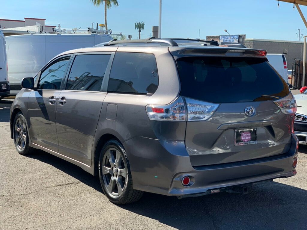 2017 Toyota Sienna SE FWD 8-Passenger - 22975613 - 8