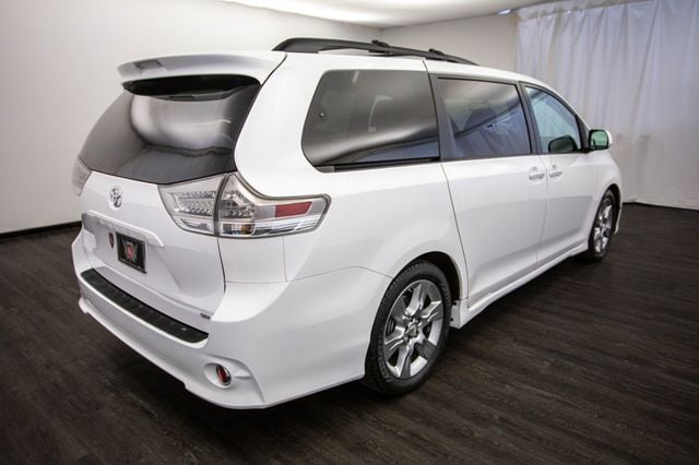 2017 Toyota Sienna SE FWD 8-Passenger - 22971825 - 9