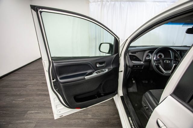 2017 Toyota Sienna SE FWD 8-Passenger - 22971825 - 15