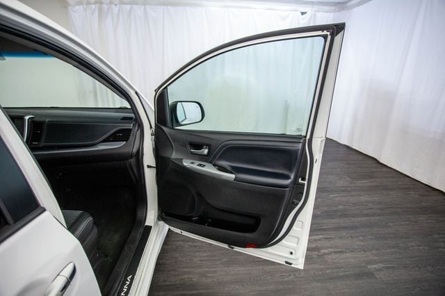 2017 Toyota Sienna SE FWD 8-Passenger - 22971825 - 16