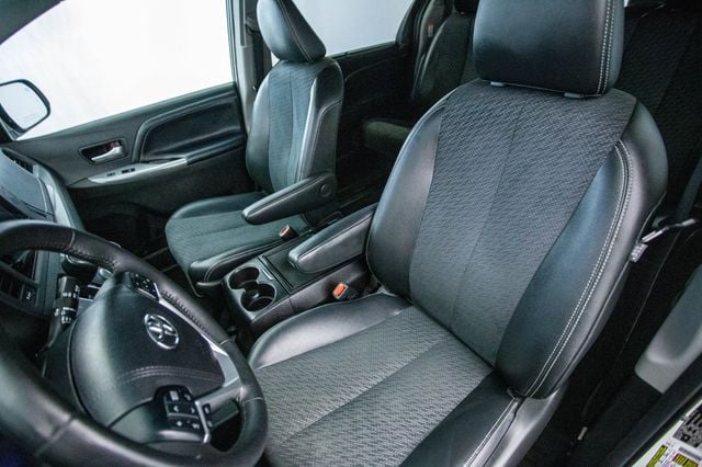 2017 Toyota Sienna SE FWD 8-Passenger - 22971825 - 18