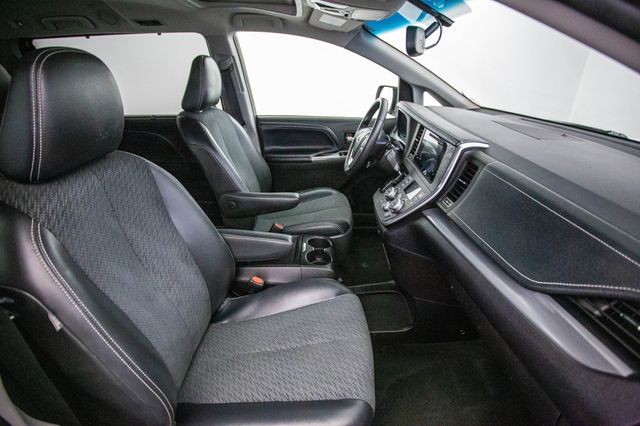 2017 Toyota Sienna SE FWD 8-Passenger - 22971825 - 19