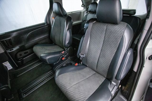 2017 Toyota Sienna SE FWD 8-Passenger - 22971825 - 22