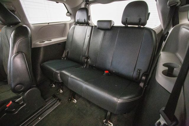 2017 Toyota Sienna SE FWD 8-Passenger - 22971825 - 23