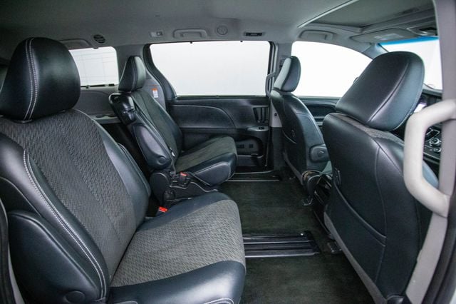 2017 Toyota Sienna SE FWD 8-Passenger - 22971825 - 24