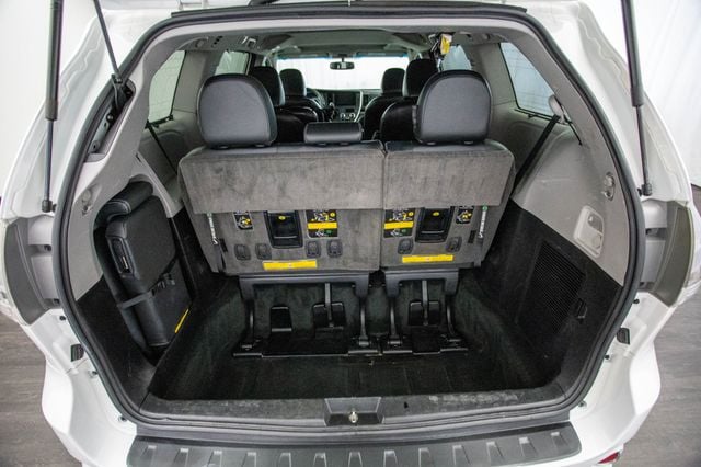 2017 Toyota Sienna SE FWD 8-Passenger - 22971825 - 27