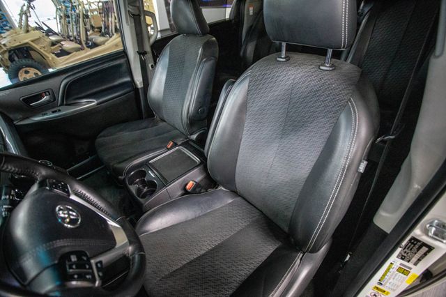 2017 Toyota Sienna SE FWD 8-Passenger - 22971825 - 2