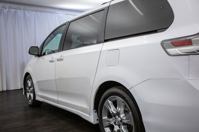 2017 Toyota Sienna SE FWD 8-Passenger - 22971825 - 32