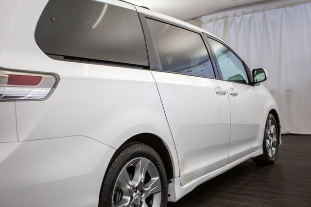 2017 Toyota Sienna SE FWD 8-Passenger - 22971825 - 33