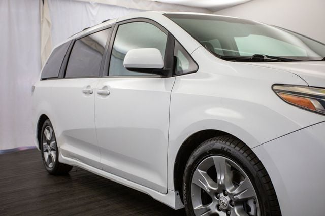 2017 Toyota Sienna SE FWD 8-Passenger - 22971825 - 34