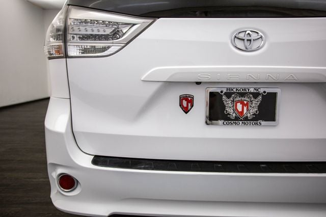 2017 Toyota Sienna SE FWD 8-Passenger - 22971825 - 38
