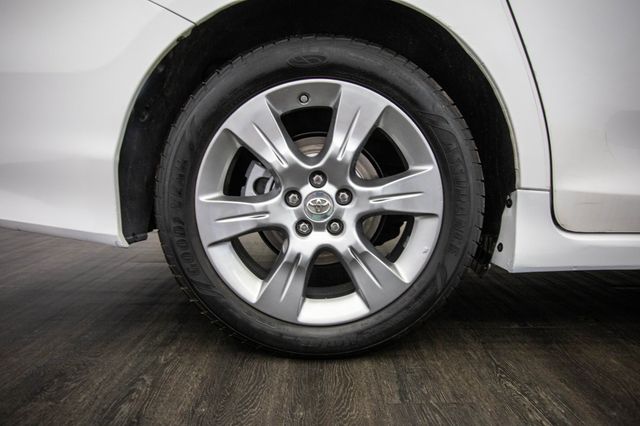 2017 Toyota Sienna SE FWD 8-Passenger - 22971825 - 40