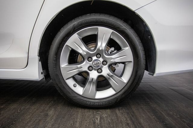 2017 Toyota Sienna SE FWD 8-Passenger - 22971825 - 43