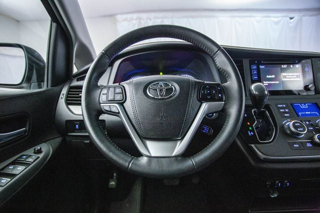 2017 Toyota Sienna SE FWD 8-Passenger - 22971825 - 46