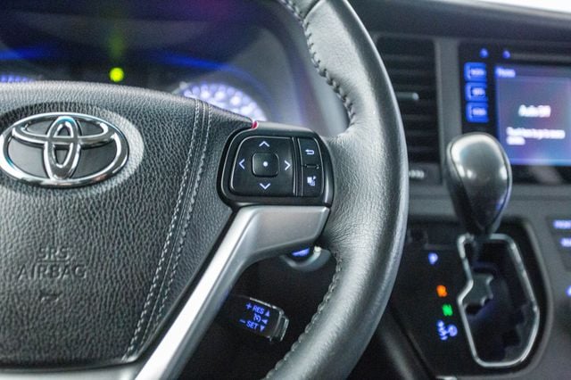 2017 Toyota Sienna SE FWD 8-Passenger - 22971825 - 48