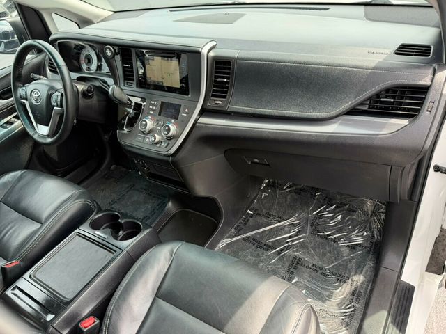 2017 Toyota Sienna SE FWD 8-Passenger - 23037145 - 9
