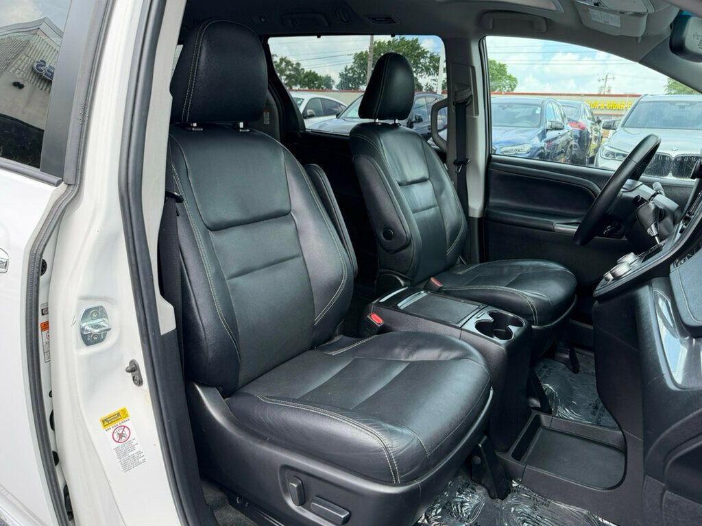 2017 Toyota Sienna SE FWD 8-Passenger - 23037145 - 13