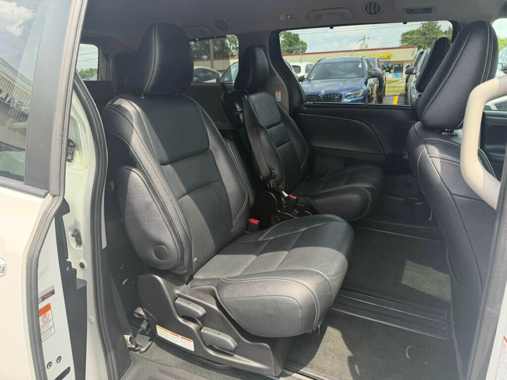 2017 Toyota Sienna SE FWD 8-Passenger - 23037145 - 17