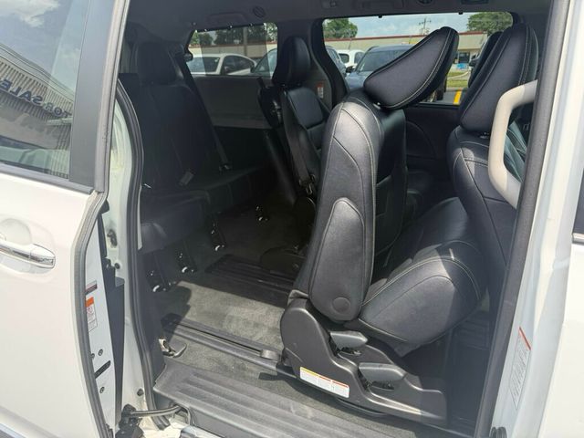 2017 Toyota Sienna SE FWD 8-Passenger - 23037145 - 18