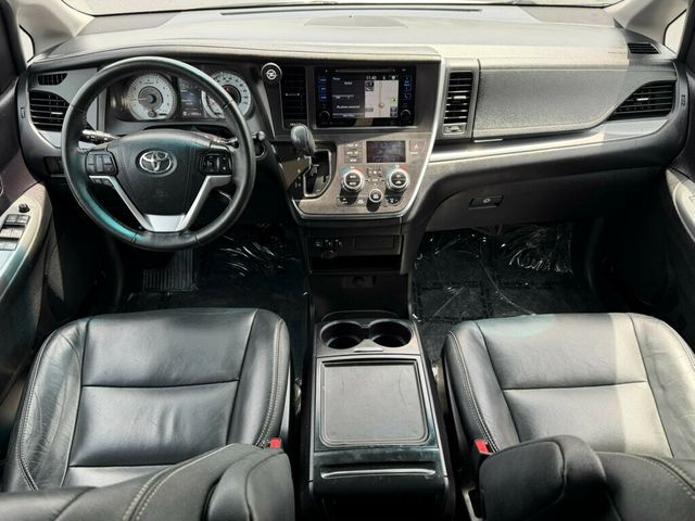 2017 Toyota Sienna SE FWD 8-Passenger - 23037145 - 1