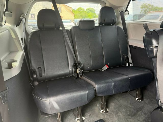 2017 Toyota Sienna SE FWD 8-Passenger - 23037145 - 19