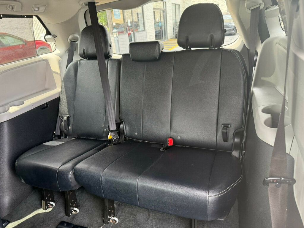 2017 Toyota Sienna SE FWD 8-Passenger - 23037145 - 22
