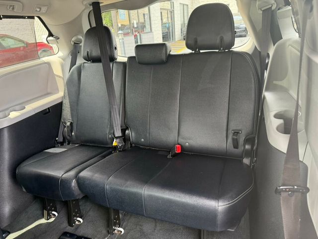 2017 Toyota Sienna SE FWD 8-Passenger - 23037145 - 22