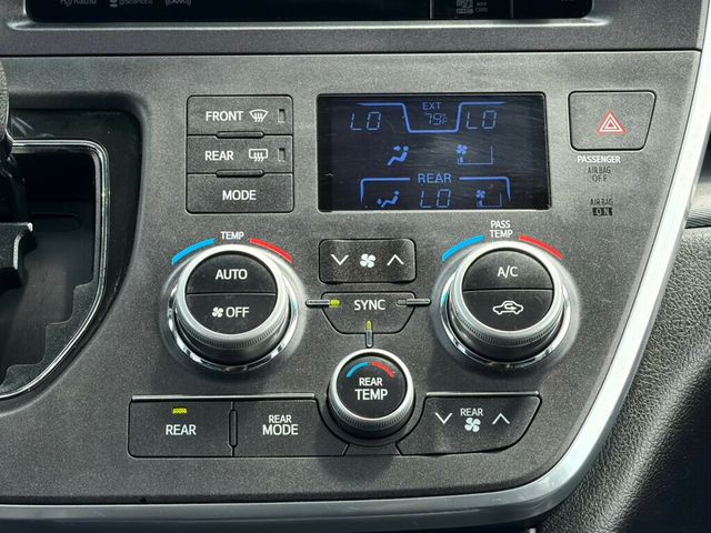 2017 Toyota Sienna SE FWD 8-Passenger - 23037145 - 28