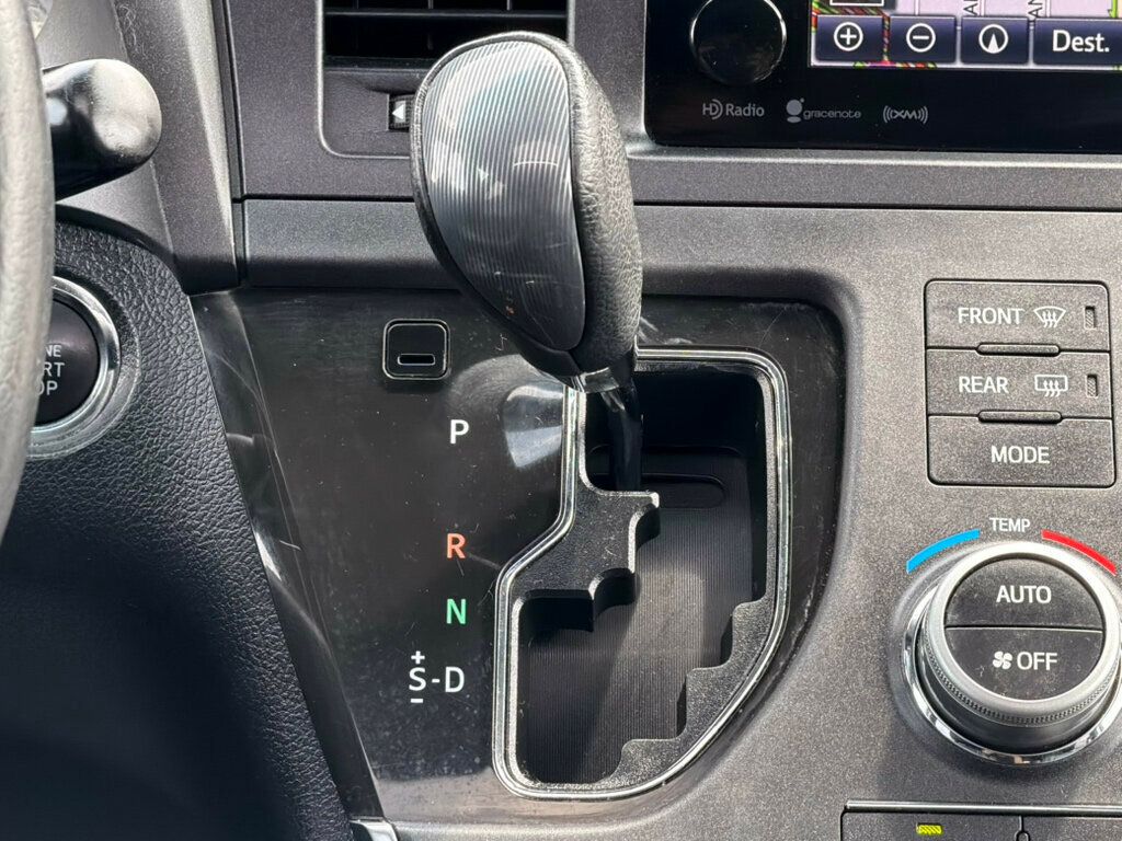 2017 Toyota Sienna SE FWD 8-Passenger - 23037145 - 29