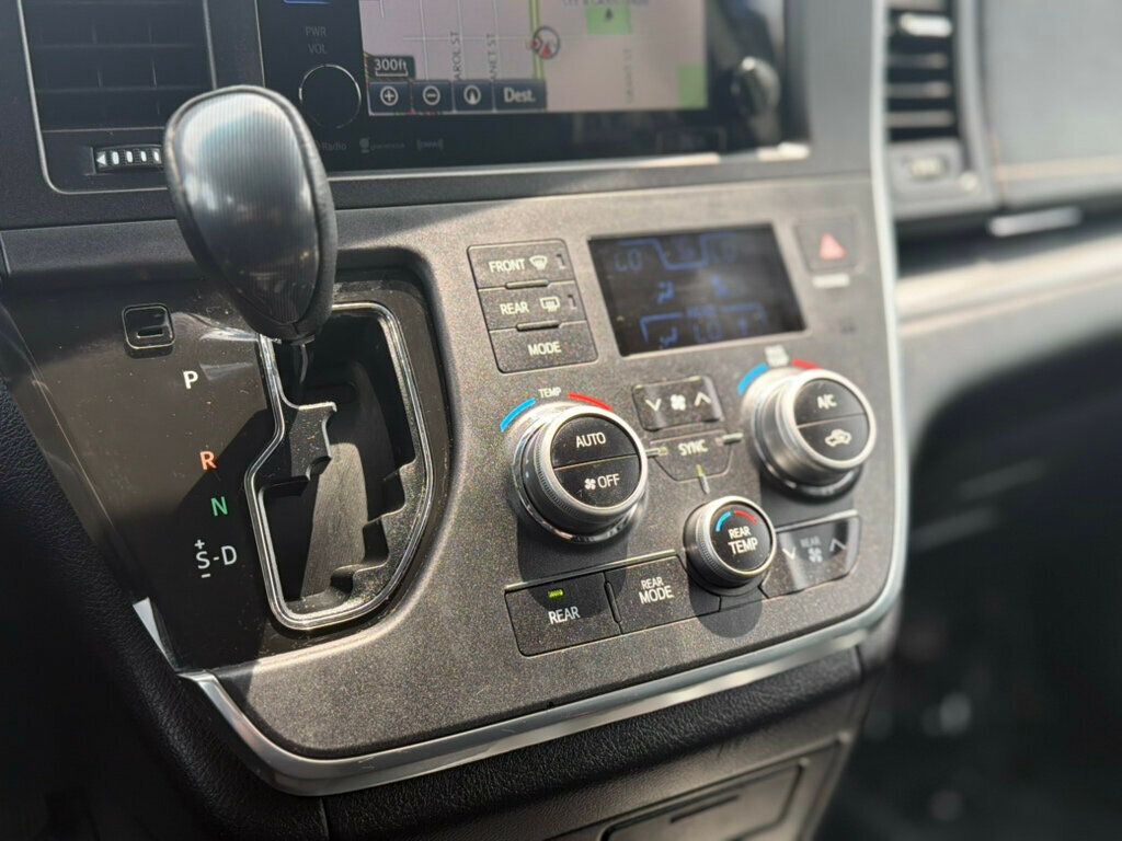 2017 Toyota Sienna SE FWD 8-Passenger - 23037145 - 31