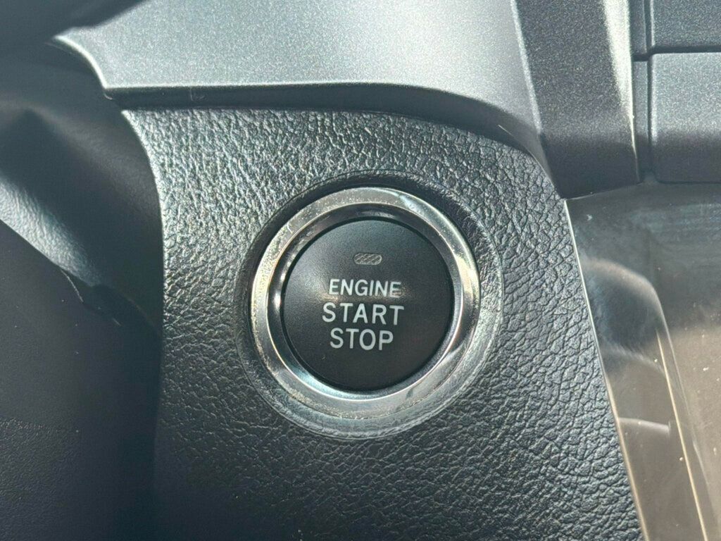 2017 Toyota Sienna SE FWD 8-Passenger - 23037145 - 32