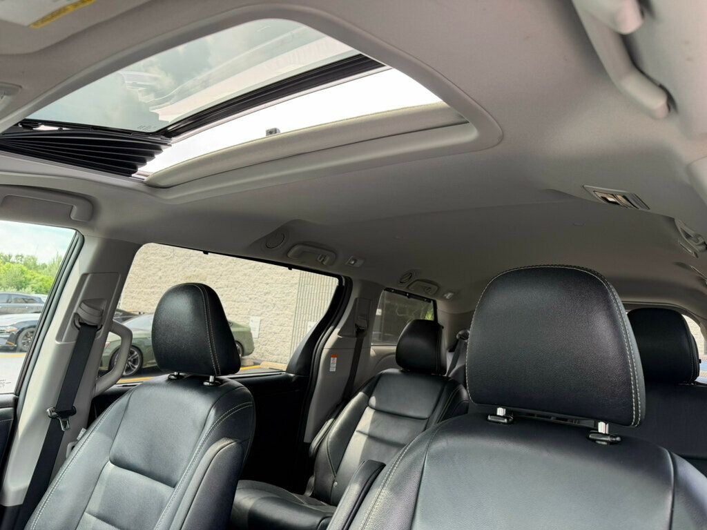 2017 Toyota Sienna SE FWD 8-Passenger - 23037145 - 4