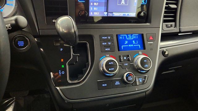 2017 Toyota Sienna SE FWD 8-Passenger VMI Northstar Wheelchair Conversion - 22966057 - 16