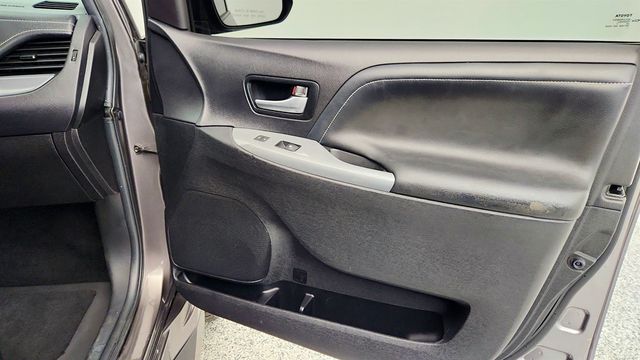 2017 Toyota Sienna SE FWD 8-Passenger VMI Northstar Wheelchair Conversion - 22966057 - 28