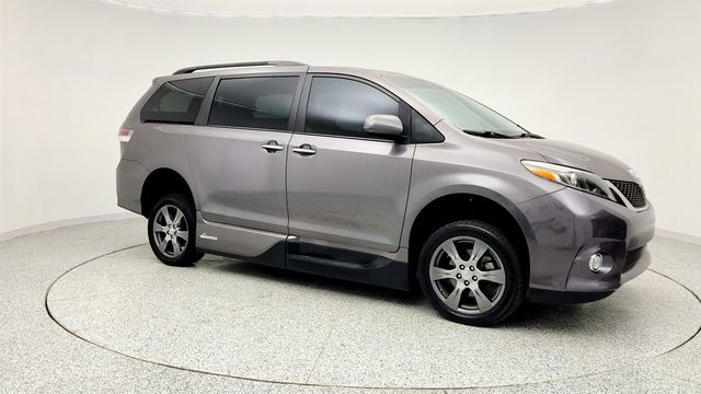2017 Toyota Sienna SE FWD 8-Passenger VMI Northstar Wheelchair Conversion - 22966057 - 2