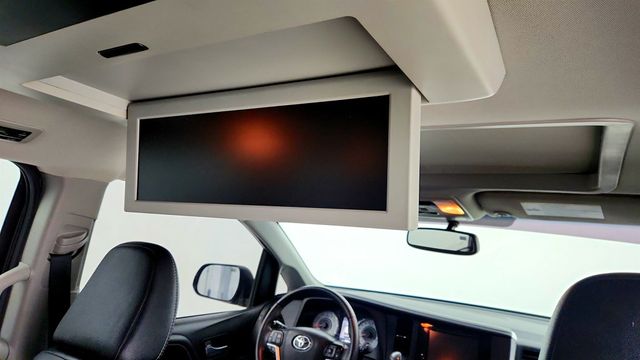 2017 Toyota Sienna SE FWD 8-Passenger VMI Northstar Wheelchair Conversion - 22966057 - 30