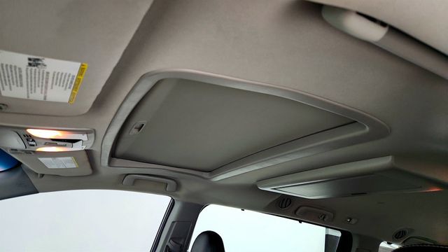 2017 Toyota Sienna SE Premium, 8-Seater with VMI Northstar Wheelchair Conversion - 22966057 - 9