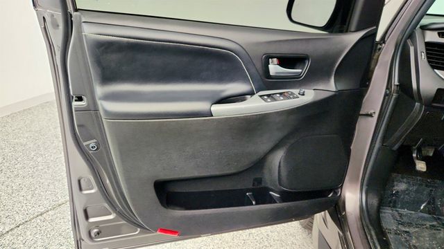 2017 Toyota Sienna SE Premium, 8-Seater with VMI Northstar Wheelchair Conversion - 22966057 - 10