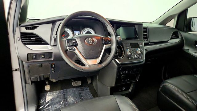 2017 Toyota Sienna SE Premium, 8-Seater with VMI Northstar Wheelchair Conversion - 22966057 - 12