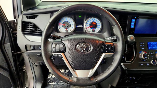 2017 Toyota Sienna SE Premium, 8-Seater with VMI Northstar Wheelchair Conversion - 22966057 - 13