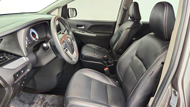 2017 Toyota Sienna SE Premium, 8-Seater with VMI Northstar Wheelchair Conversion - 22966057 - 18