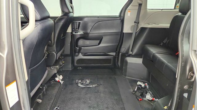 2017 Toyota Sienna SE Premium, 8-Seater with VMI Northstar Wheelchair Conversion - 22966057 - 19