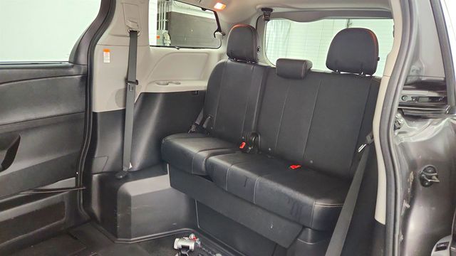 2017 Toyota Sienna SE Premium, 8-Seater with VMI Northstar Wheelchair Conversion - 22966057 - 20