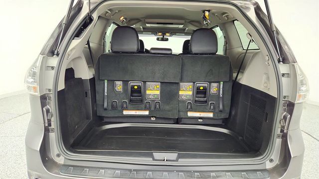 2017 Toyota Sienna SE Premium, 8-Seater with VMI Northstar Wheelchair Conversion - 22966057 - 23