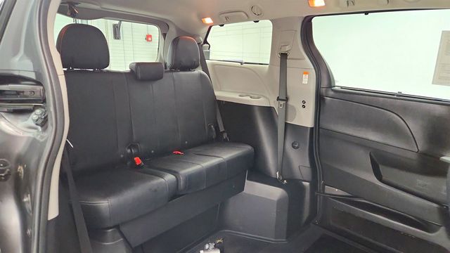 2017 Toyota Sienna SE Premium, 8-Seater with VMI Northstar Wheelchair Conversion - 22966057 - 24