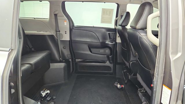 2017 Toyota Sienna SE Premium, 8-Seater with VMI Northstar Wheelchair Conversion - 22966057 - 25