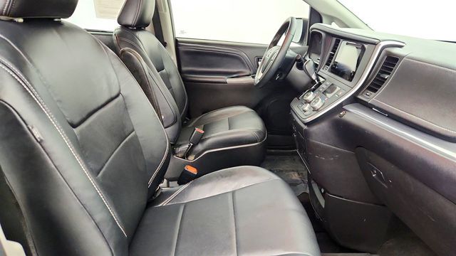 2017 Toyota Sienna SE Premium, 8-Seater with VMI Northstar Wheelchair Conversion - 22966057 - 26
