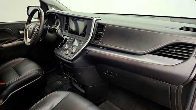 2017 Toyota Sienna SE Premium, 8-Seater with VMI Northstar Wheelchair Conversion - 22966057 - 27
