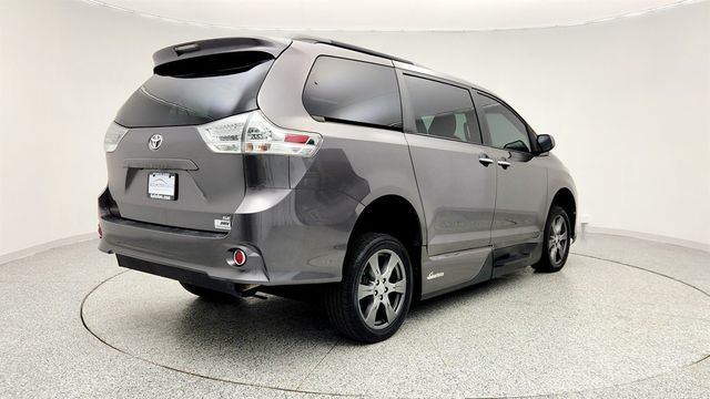 2017 Toyota Sienna SE Premium, 8-Seater with VMI Northstar Wheelchair Conversion - 22966057 - 4